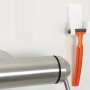 Weißer Tesa Rasiererhalter mit orangefarbenem Rasierer an Badezimmerwand.