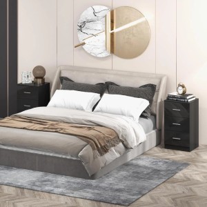 Costway Nachttisch in Schwarz mit 3 Schubladen neben einem Bett.
