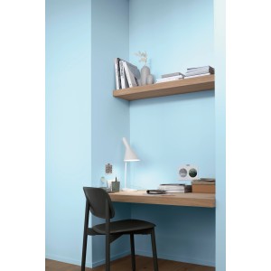 Wohnraum mit Alpina Wandfarbe Pure Farben Wellenblau, einem zarten Blauton.