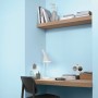 Wohnraum mit Alpina Wandfarbe Pure Farben Wellenblau, einem zarten Blauton.