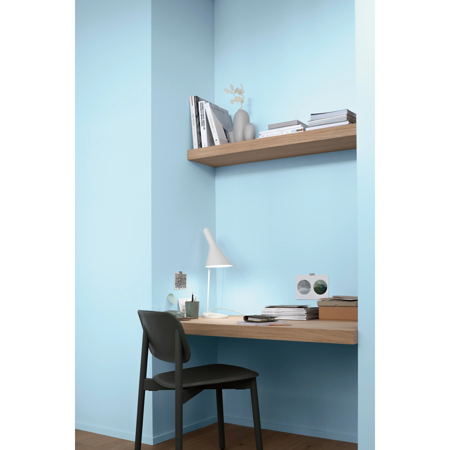 Wohnraum mit Alpina Wandfarbe Pure Farben Wellenblau, einem zarten Blauton.