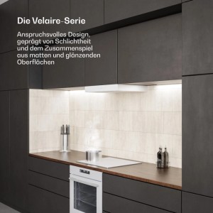 Weißes Klarstein Velaire Induktionskochfeld 60 cm in moderner Küche. Topf kocht auf 4 Zonen. Elegantes Design, 7000 W.