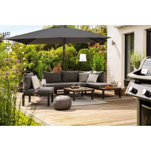 Grauer Lounge-Sessel Bonlee aus Aluminium mit Auflagen und Kissen als Teil einer Gartenmöbel-Gruppe.