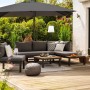 Grauer Lounge-Sessel Bonlee aus Aluminium mit Auflagen und Kissen als Teil einer Gartenmöbel-Gruppe.