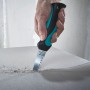 Hand sägt mit wolfcraft Handstichsäge mit 2-K-Griff präzise in Gipskartonplatte. Ideal für Trockenbau.