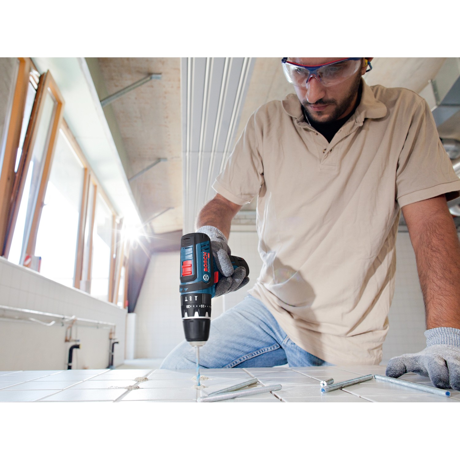 Bosch Professional Akku-Schlagbohrschrauber GSB 12V-15 im Einsatz beim Bohren in Fliesen.