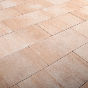 Verlegte EHL Terrassenplatten Lucca Sandstein, 60x26,6x5 cm, mit lebendiger Farbgebung.