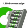 GP Akku-Ladegerät E821 mit AA- und AAA-Akkus im Ladevorgang, LED-Anzeige.