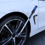 Goodyear Drehmomentschlüssel mit Verlängerung und Stecknüssen bei der Radmontage am Auto.