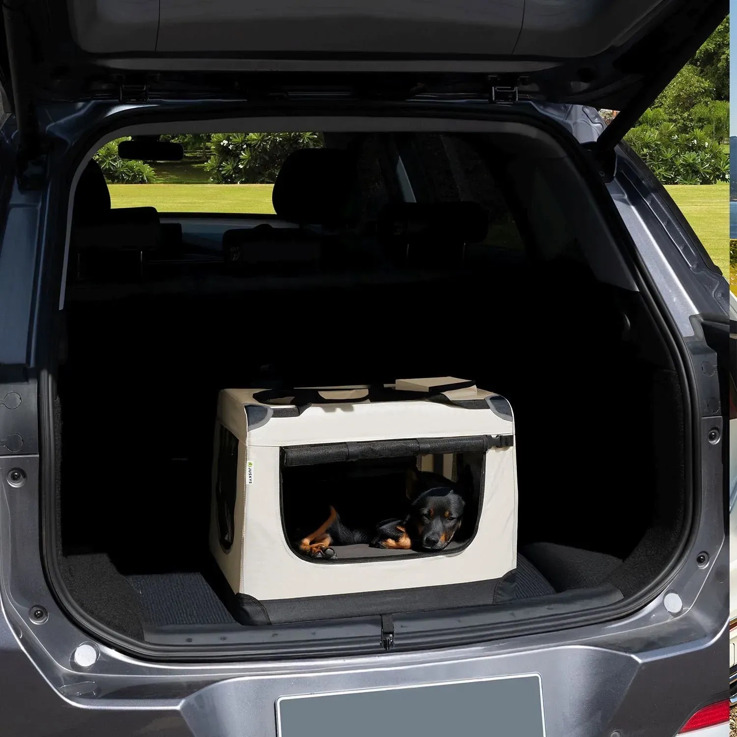 Beige Juskys Hundetransportbox Lassie M im Kofferraum, faltbar, für kleine Hunde.