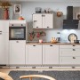 Moderne Küchenzeile in Kaschmirgrau Matt, 330 cm breit, mit Elektrogeräten und Spüle.