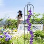 Schwarzer Relaxdays Rankobelisk aus Stahl, 190 cm hoch, mit lila Clematis im Garten.
