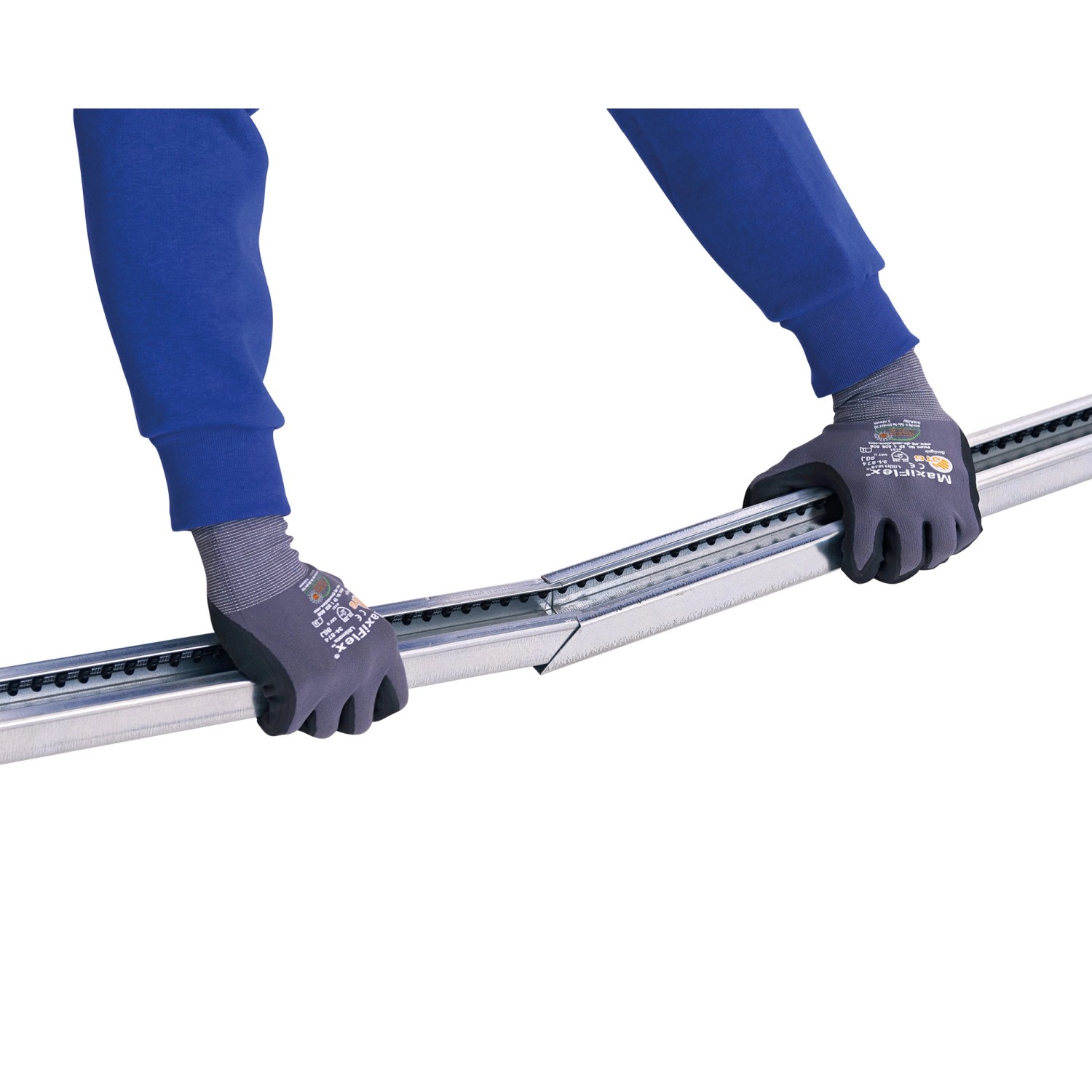 Detailaufnahme: Montage einer IsoMatic Garagentor-Führungsschiene.