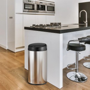 Runder, silberner Juskys Mülleimer mit Sensor und 40L Fassungsvermögen in moderner Küche.