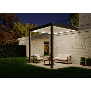 Anthrazit-weiße Huun Pergola Mezzo, wandmontiert, 300x300 cm mit LED-Beleuchtung und Sitzgruppe im Garten.