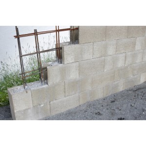 Graue Schalungsstein-Mauer mit Armierungseisen, 50x25x11,5 cm, für Mauersysteme.