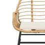 Braune Gartenstühle (2 Stk.) aus Rattan mit cremeweißen Kissen.