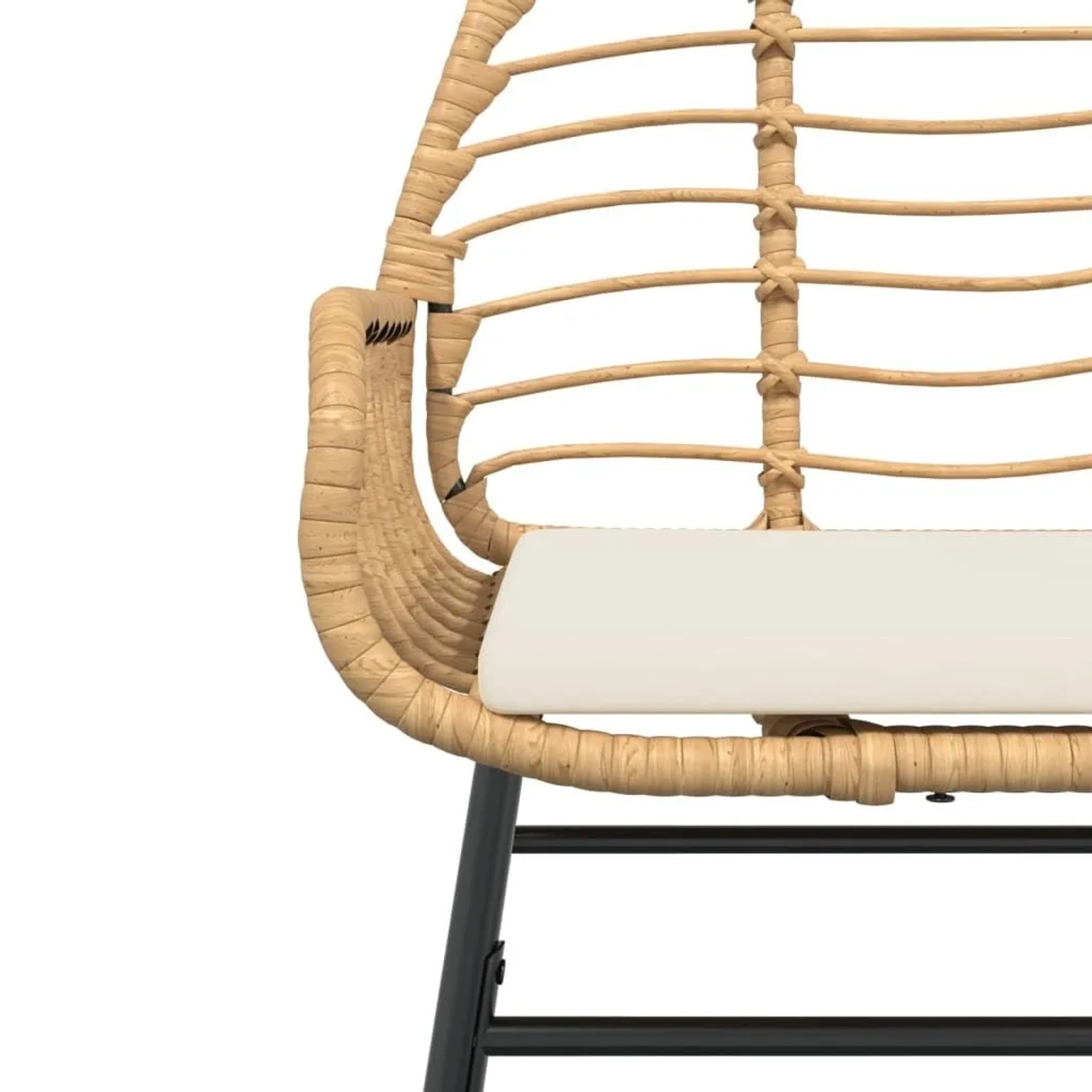 Braune Gartenstühle (2 Stk.) aus Rattan mit cremeweißen Kissen.