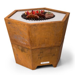 Blumfeldt Hekla 2-in-1 Feuerschale mit Grillrost, sechseckig, Rost-Optik. Grillgut liegt auf dem Rost.