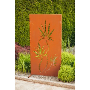 Rostfarbene Sichtschutzwand Palme von Ferrum Art für den Garten. Metallwand mit ausgestanzten Palmen.