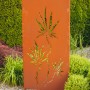 Rostfarbene Sichtschutzwand Palme von Ferrum Art für den Garten. Metallwand mit ausgestanzten Palmen.