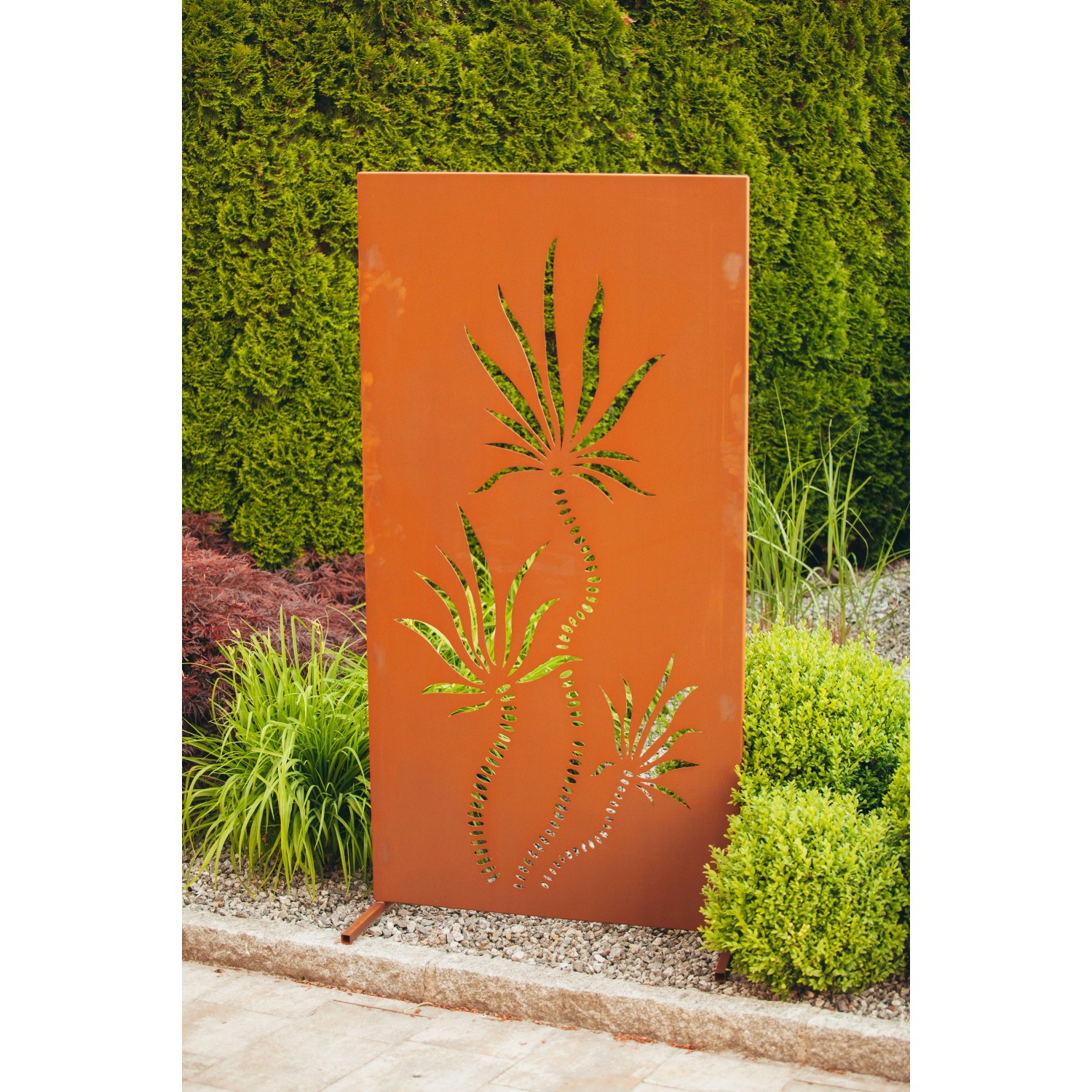 Rostfarbene Sichtschutzwand Palme von Ferrum Art für den Garten. Metallwand mit ausgestanzten Palmen.