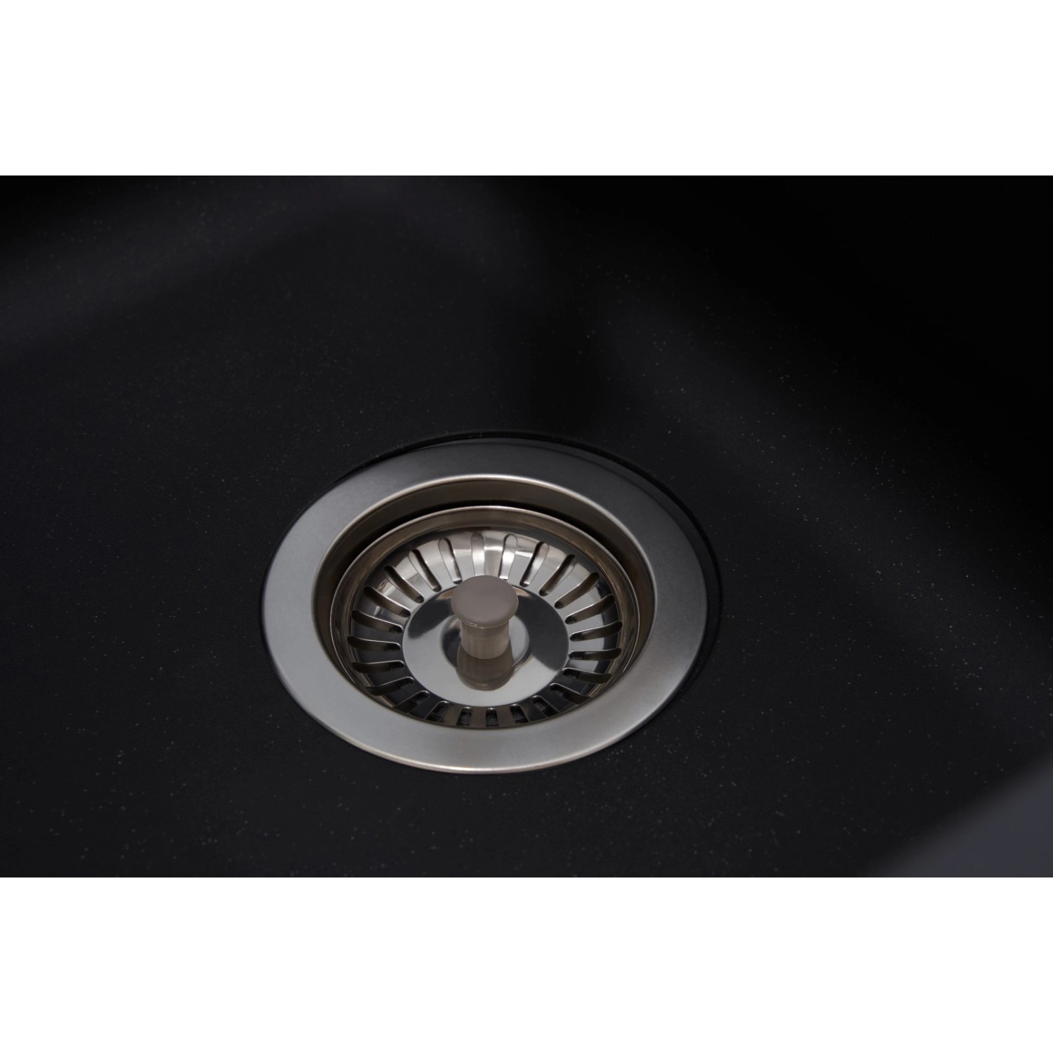 Detailaufnahme: Schwarze Respekta Mineralite Einbauspüle Boston mit Siebkorb