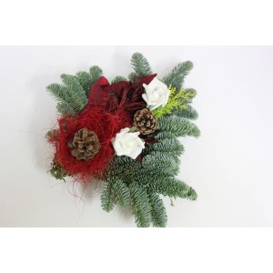 Urnengrabstrauß Nobilis, ca. 30 cm, mit roten Akzenten, Tannenzweigen, Zapfen und weißen Rosen.