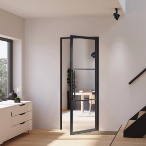 Geöffnete inova Loft Glastür mit schwarzem Rahmen, Griffstange und Zarge im modernen Wohnraum.