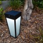 Moderne, mattschwarze Lutec LED Solar Wegeleuchte Dias im Garten.