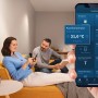 Bosch Smart Home: Paar steuert Heizkörper-Thermostat II [+M] per App im Wohnzimmer.
