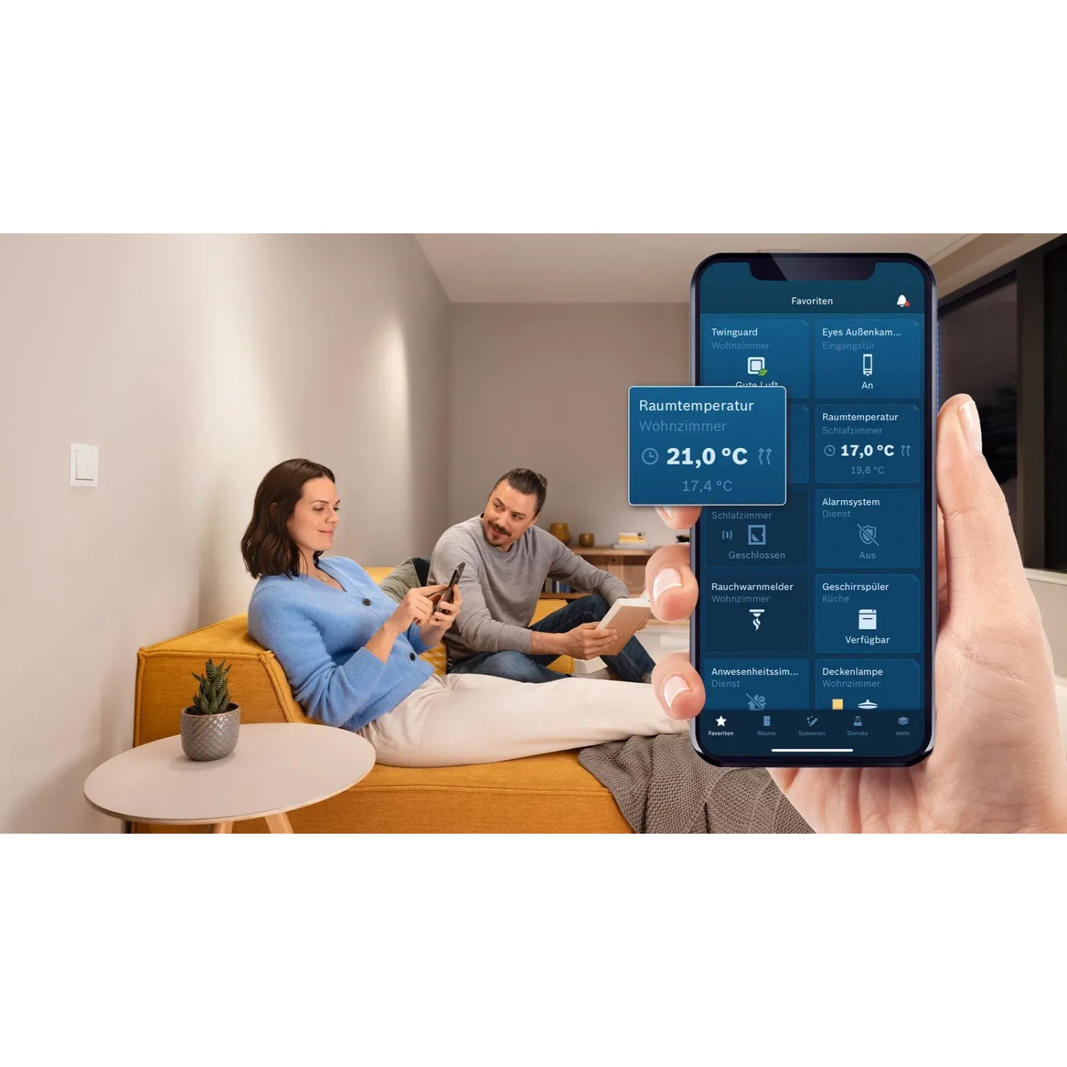 Bosch Smart Home: Paar steuert Heizkörper-Thermostat II [+M] per App im Wohnzimmer.