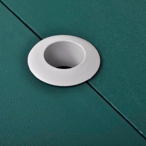 Grüne Campingtischplatte mit hellem Sonnenschirmloch. Perfekt für Outdoor, Camping & Garten. Klappbarer Tisch.