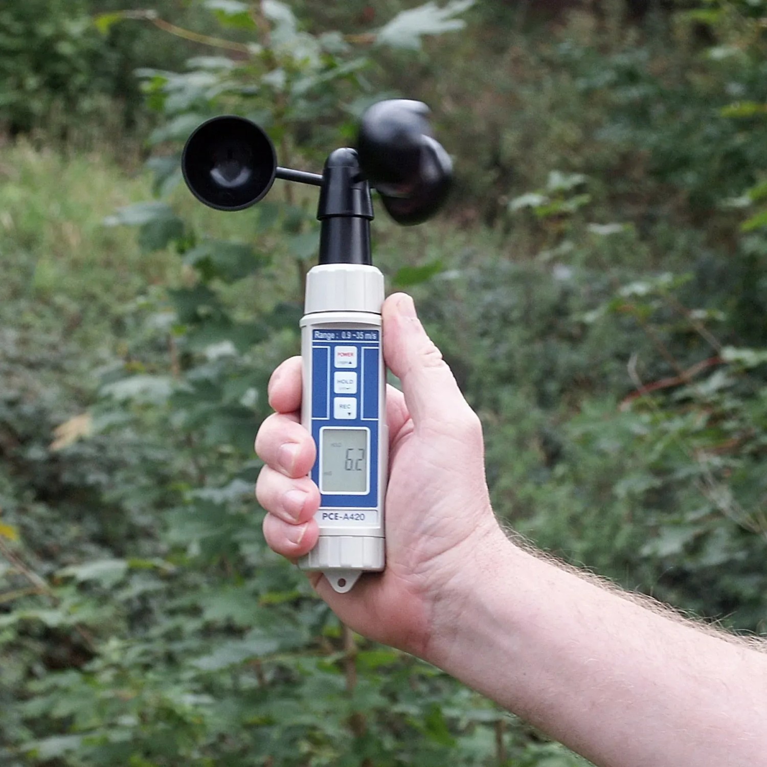 Handliches PCE Instruments Anemometer A420 Windmessgerät mit Schalenkreuz im Einsatz.