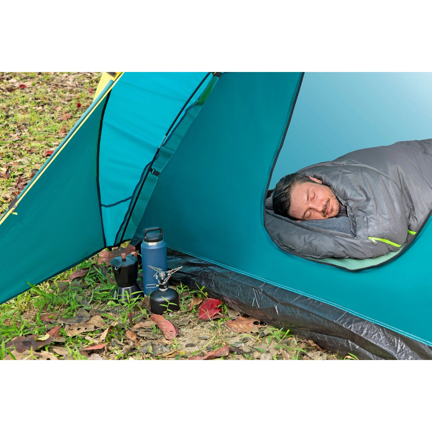 Camping: Bestway Luftmatratze ComforTrek im Zelt mit schlafender Person im Schlafsack.