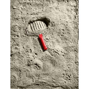 Schöner Wohnen Trendfarbe Moon, matte Wandfarbe mit Farbroller und Fußabdruck im Farbanstrich.