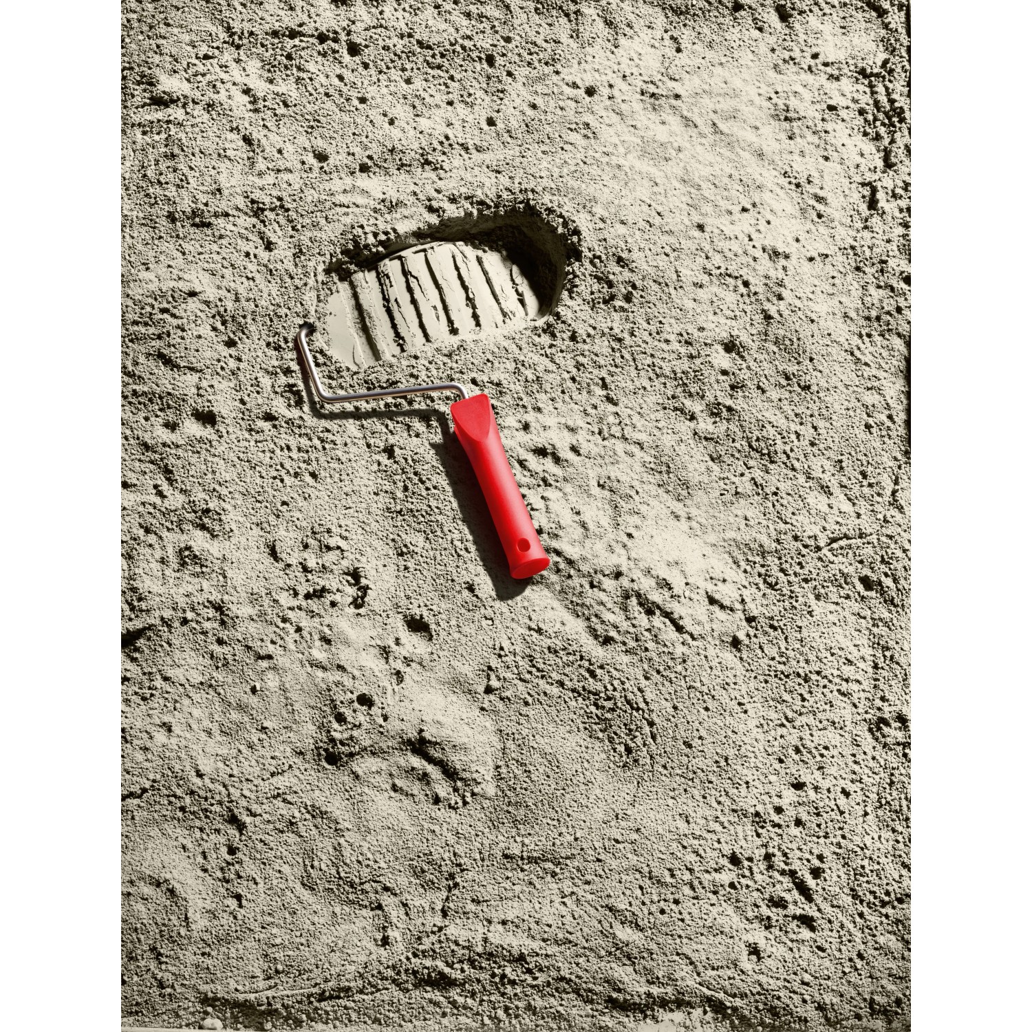 Schöner Wohnen Trendfarbe Moon, matte Wandfarbe mit Farbroller und Fußabdruck im Farbanstrich.