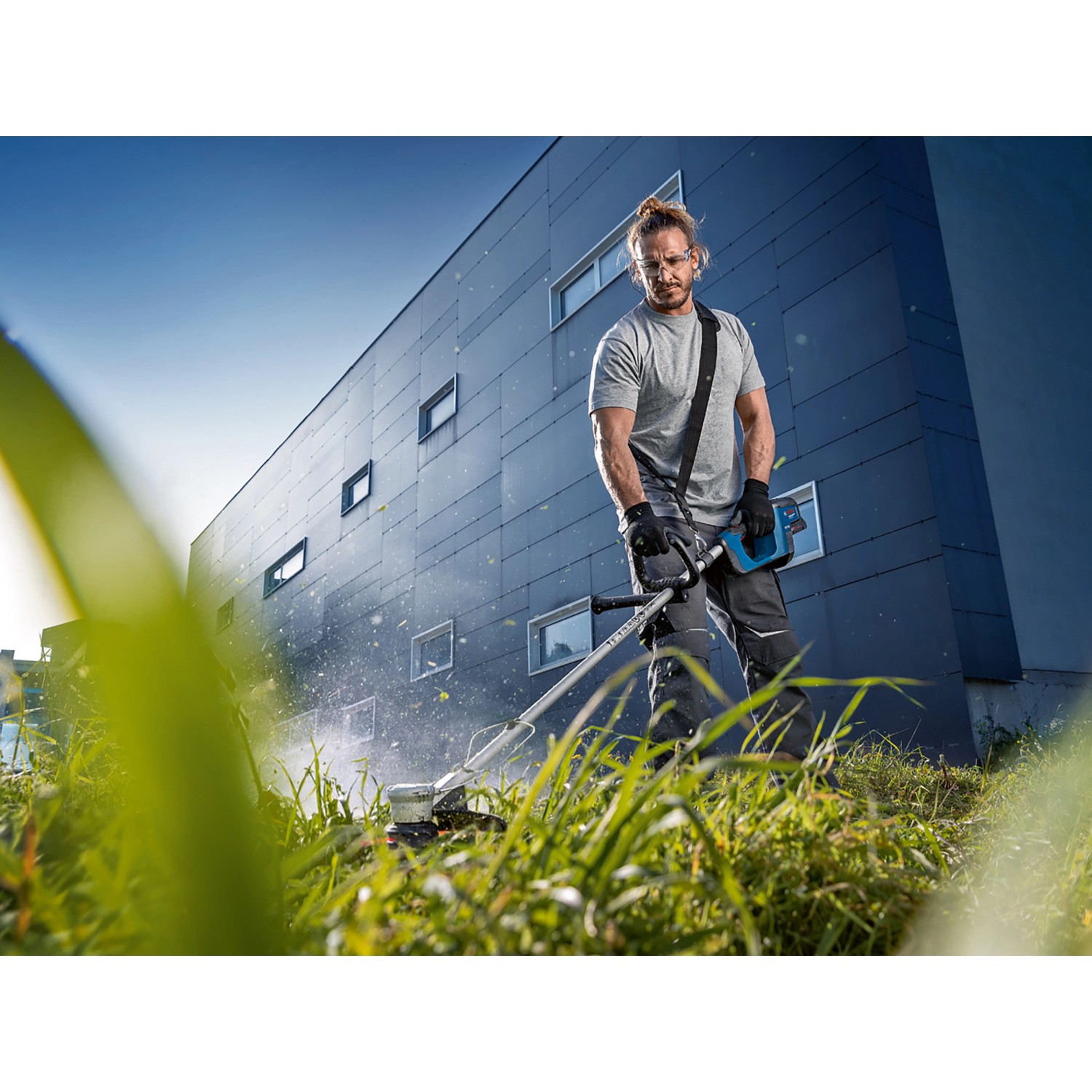 Bosch Akku-Rasentrimmer GRT 18V-33 im Einsatz: Leistungsstarkes Trimmen von hohem Gras.