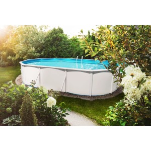 Weißer Steinbach Stahlwandpool Nuovo de Luxe Oval (640x366x120 cm) im Garten.
