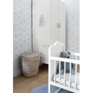 Kinderzimmer mit hellblauer ESTAhome Wolken Tapete, weißem Schrank und Babybett.