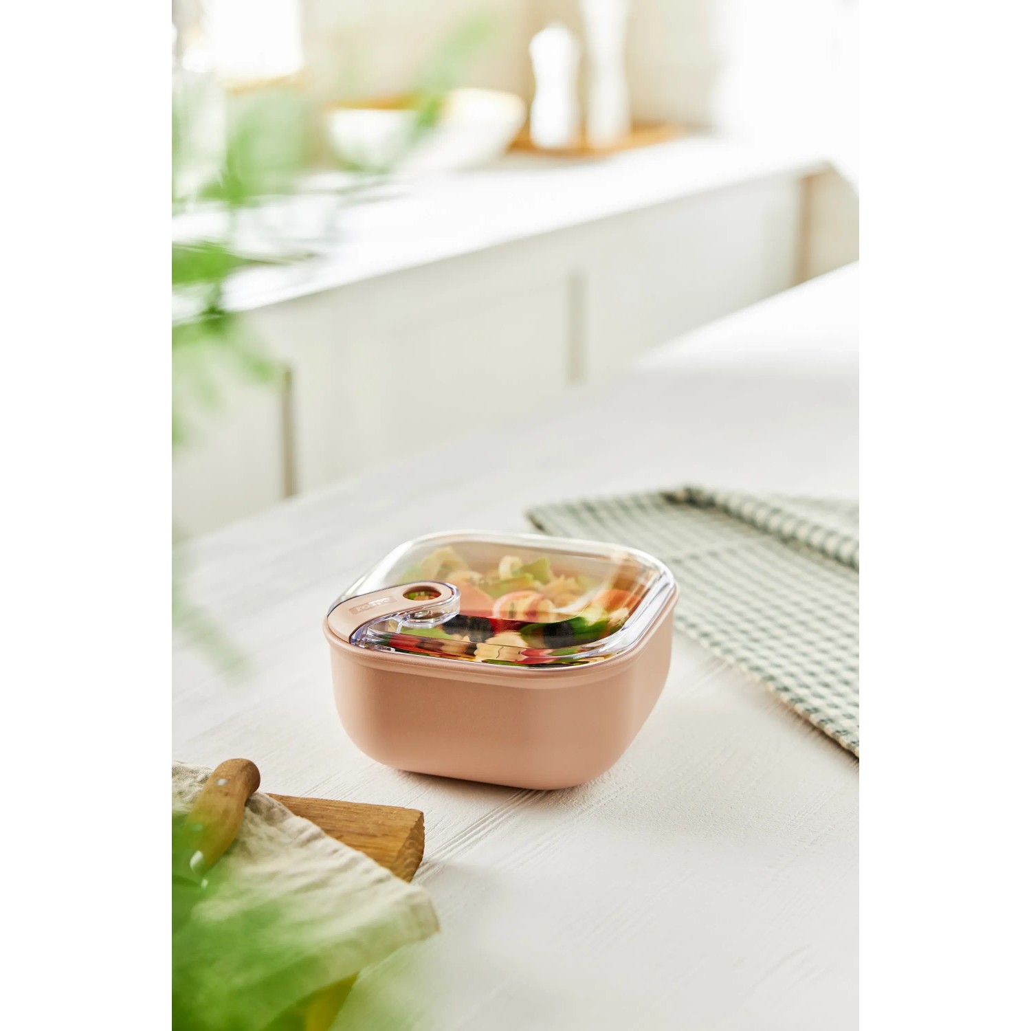 Rotho Frischhaltedose Ela 1 l Rosa mit Salat, luftdicht und auslaufsicher.
