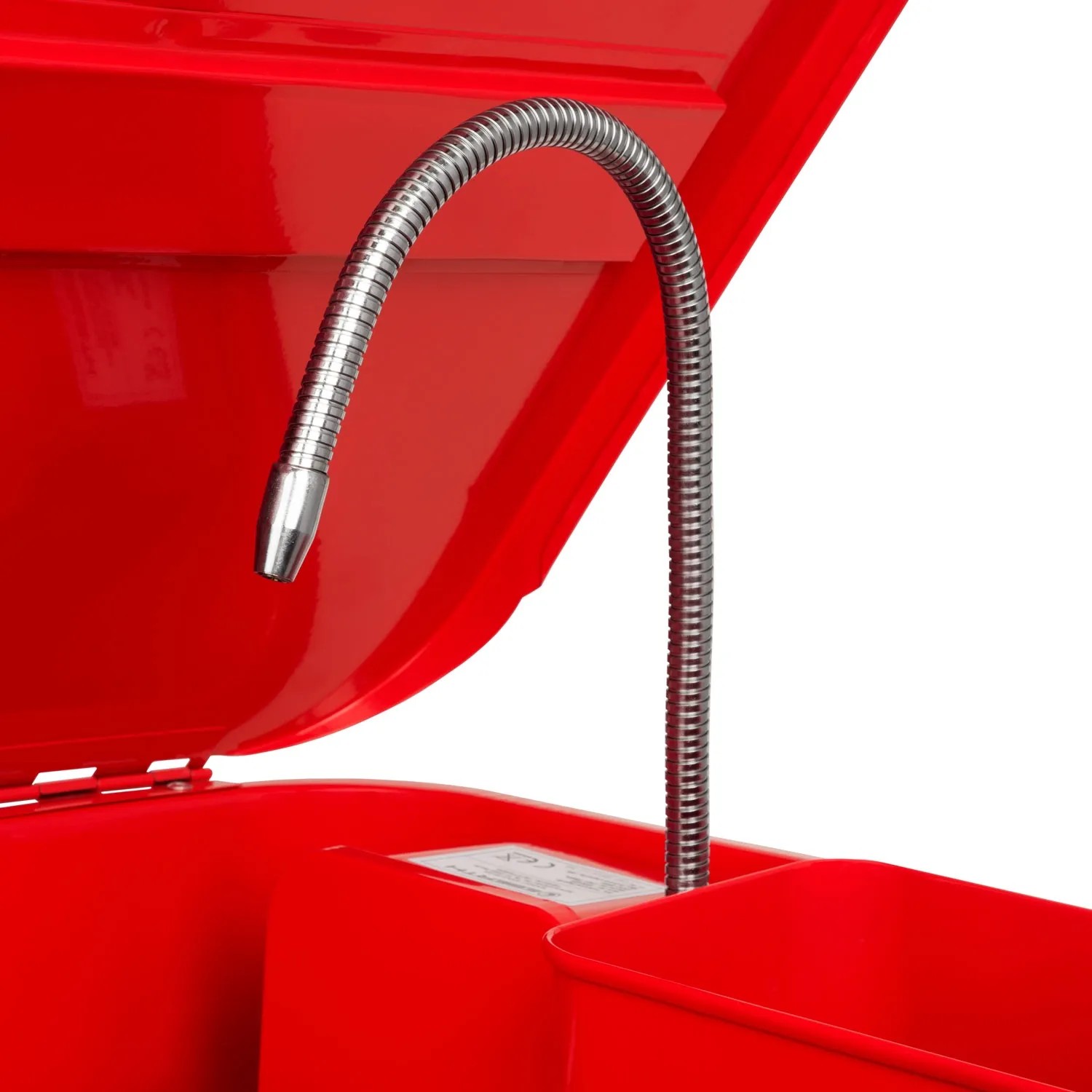 Detailaufnahme: Rotes EBERTH Teilewaschgerät mit Pumpe und flexiblem Schlauch für Werkstattreinigung.