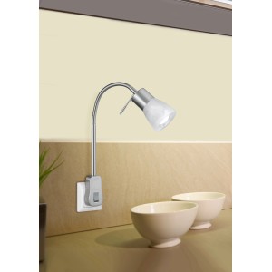 Trio Strahler Levisto, Nickel matt, als Steckdosenlampe mit flexiblem Arm und weißem Lampenschirm.