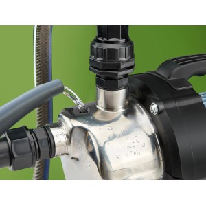 Detailaufnahme: Gartenpumpe 800 W aus Edelstahl mit Schlauch und austretendem Wasser.