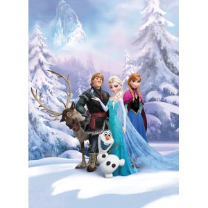 Komar Fototapete Frozen Winterland mit Elsa, Anna, Kristoff, Olaf und Sven vor Winterlandschaft.