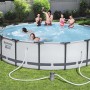 Bestway Pool mit Filterpumpe im Garten, mit Badegästen und Leiter.