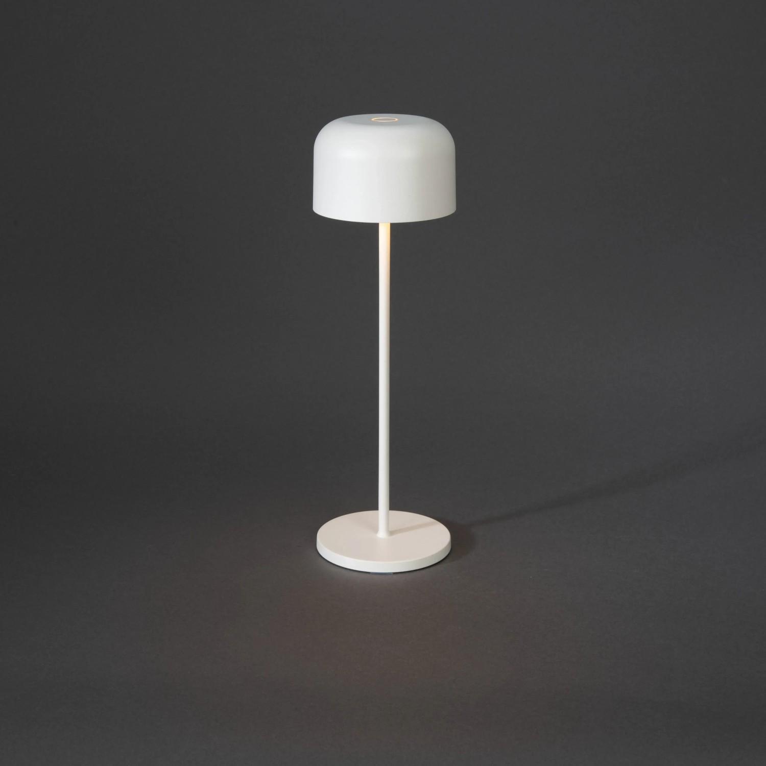 Weiße Konstsmide LED Tischleuchte Lille, 36 cm hoch, für Innen und Außen, mit USB-Anschluss.
