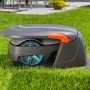 Gardena Mähroboter Garage für Sileno city und life auf Rasen, schützt vor Wettereinflüssen.