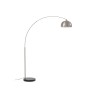 Moderne Bogenlampe Hernando von Lindby aus Alu, ideal als Wohnzimmerleuchte.