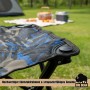 Detailansicht BigDean Campinghocker: blau-graues Camouflage-Gewebe, stabiler Rahmen. Im Hintergrund Outdoor-Picknick.